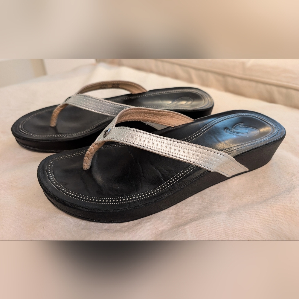OluKai Ola Silver & Black Leather Platform Sandals Women's 7